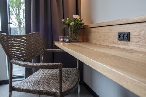 Premium bedding, desk, iron/ironing board, cribs/infant beds