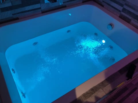 Suite, Accessible, Hot Tub (Flat 6) | Bathroom