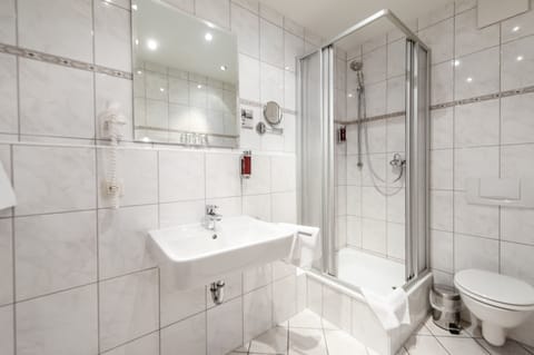 Junior Suite | Bathroom | Free toiletries, hair dryer, towels