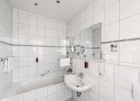 Comfort Single Room | Bathroom | Free toiletries, hair dryer, towels