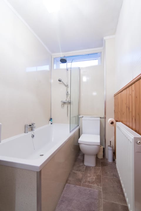 House, 3 Bedrooms | Bathroom | Shower, free toiletries, hair dryer, towels