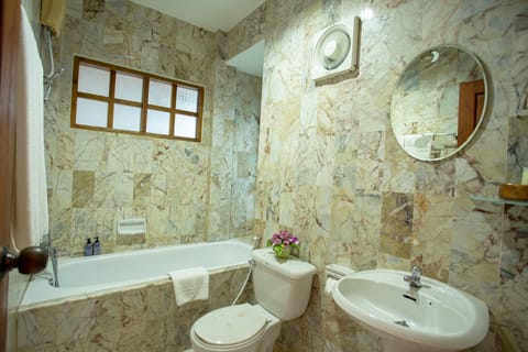 Deluxe Twin Room | Bathroom | Combined shower/tub, deep soaking tub, free toiletries, bidet