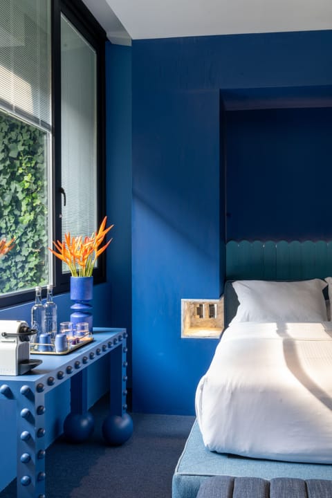 Suite (Azul) | Premium bedding, in-room safe, individually decorated