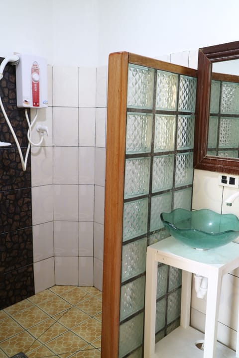 Family Room | Bathroom | Shower, free toiletries, bidet, towels