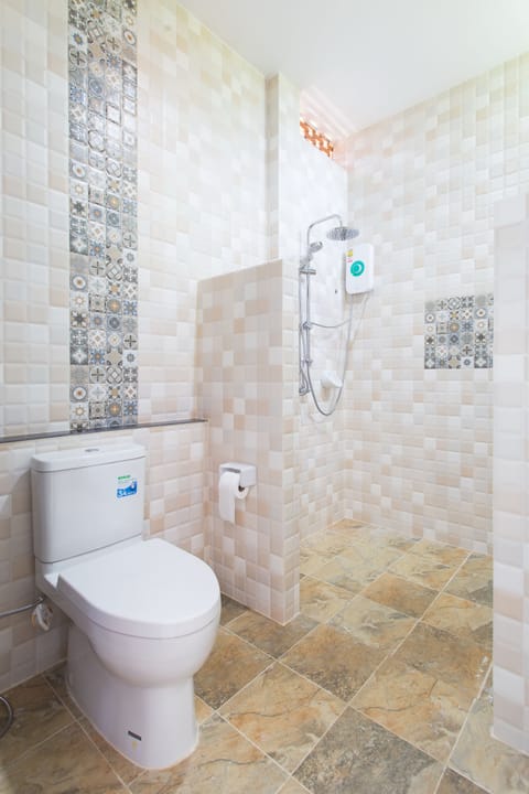 Deluxe Triple Room | Bathroom | Shower, free toiletries, hair dryer, slippers