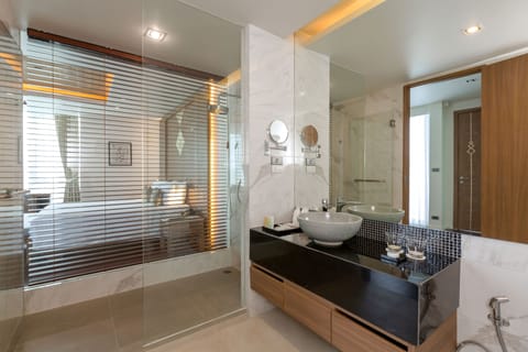 2 Bedroom Penthouse Pool Suite | Bathroom | Shower, rainfall showerhead, free toiletries, bathrobes