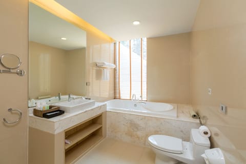 Villa | Bathroom | Shower, rainfall showerhead, free toiletries, bathrobes