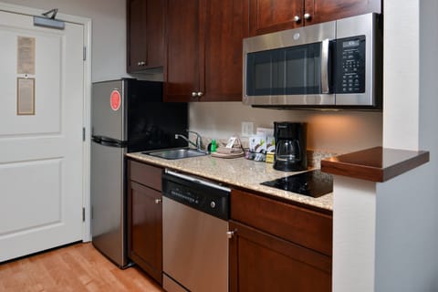 Full-size fridge, microwave, stovetop, dishwasher