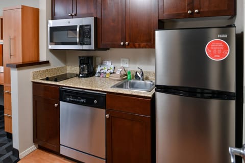 Full-size fridge, microwave, stovetop, dishwasher