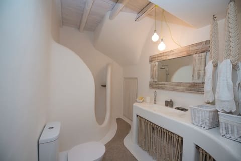 Standard Cottage, 1 Bedroom | Bathroom | Shower, designer toiletries, hair dryer, bidet