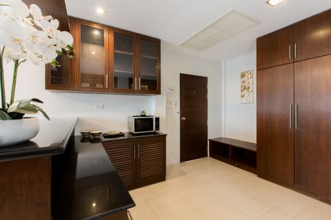 Grand Family Suite | Living area | 32-inch LCD TV with cable channels, TV