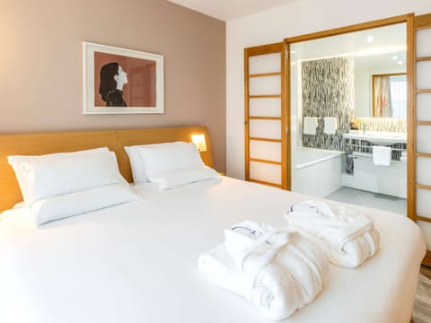 Executive Room, 1 Queen Bed, Balcony | Premium bedding, minibar, in-room safe, desk