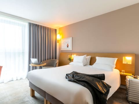 Superior Room, 1 Queen Bed, Accessible | Premium bedding, minibar, in-room safe, desk