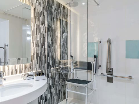 Superior Room, 1 Queen Bed, Accessible | Premium bedding, minibar, in-room safe, desk