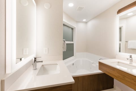 Suite, 1 King Bed, Non Smoking (SPA) | Bathroom | Free toiletries, hair dryer, towels