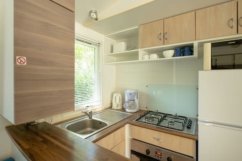 Comfort Mobile Home, 3 Bedrooms, Terrace (Laurier) | Private kitchenette | Fridge, microwave, coffee/tea maker, electric kettle