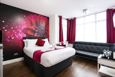 Deluxe Triple Room, Multiple Beds | 1 bedroom, iron/ironing board, free WiFi, bed sheets