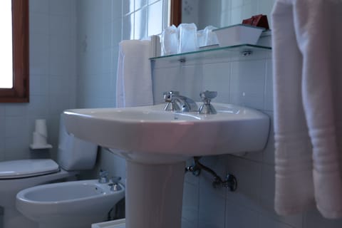 Twin Room, Sea View | Bathroom | Combined shower/tub, free toiletries, hair dryer, towels