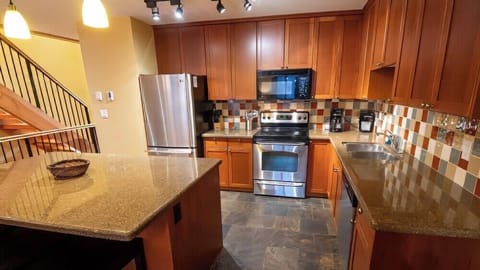 Pinnacle Ridge Chalet 43-103 | Private kitchen | Fridge, microwave, oven, stovetop