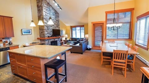 Pinnacle Ridge Chalet 47-101 | In-room dining