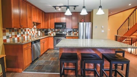 Pinnacle Ridge Chalet 45-102 | Private kitchen | Fridge, microwave, oven, stovetop