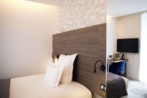 Standard Room, 1 Double Bed, Non Smoking | Premium bedding, pillowtop beds, minibar, in-room safe