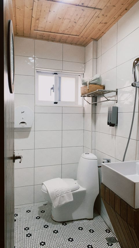 Comfort Double Room | Bathroom | Shower, hair dryer, slippers, towels