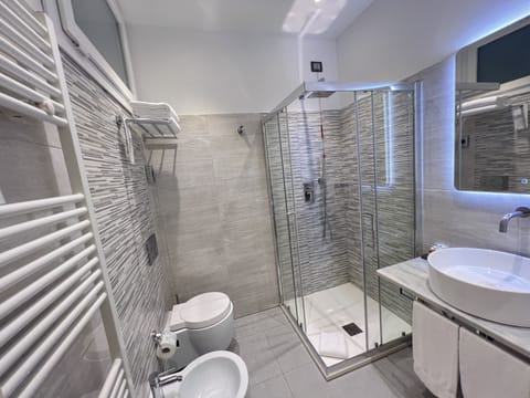 Double Room (no. 55) | Bathroom | Shower, free toiletries, hair dryer, bidet
