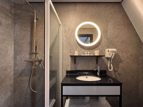 Standard Twin Room | Bathroom | Hair dryer, soap, shampoo, toilet paper