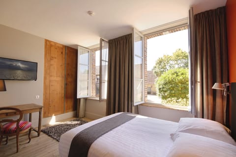 Double Room (Orange) | Desk, blackout drapes, soundproofing, cribs/infant beds