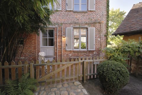 Suite - Brick house | Desk, blackout drapes, soundproofing, cribs/infant beds