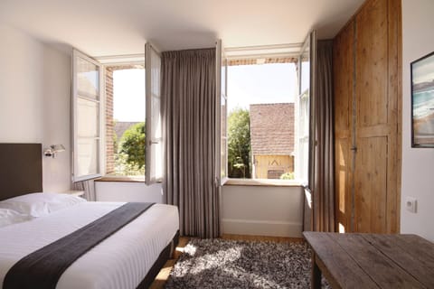 Double Room (White) | Desk, blackout drapes, soundproofing, cribs/infant beds