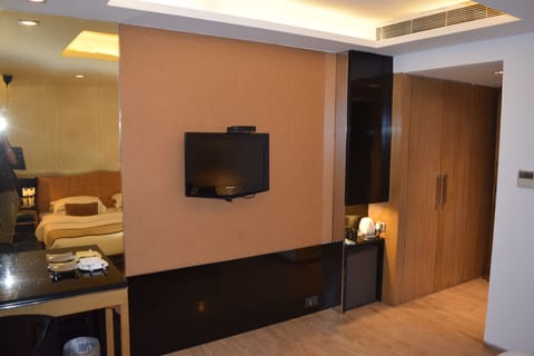 Standard Double Room | Minibar, in-room safe, desk, laptop workspace