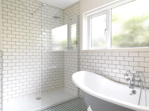 Cottage Deluxe Double ( Dog Friendly on request) | Bathroom | Combined shower/tub, designer toiletries, hair dryer, towels