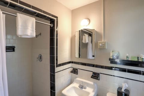 Standard Room, 1 Bedroom, Refrigerator | Bathroom | Shower, free toiletries, towels
