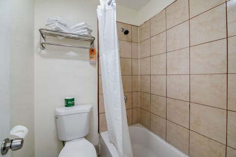 Combined shower/tub, free toiletries, hair dryer, towels