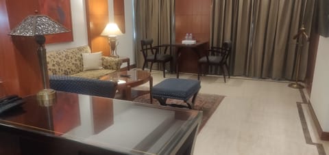 Deluxe Suite | Living room | 32-inch LED TV with satellite channels, TV