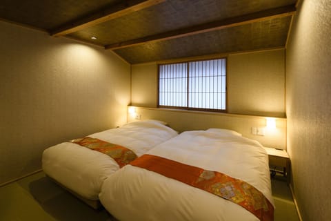 Standard Room, Non Smoking | 2 bedrooms, premium bedding, in-room safe, free WiFi