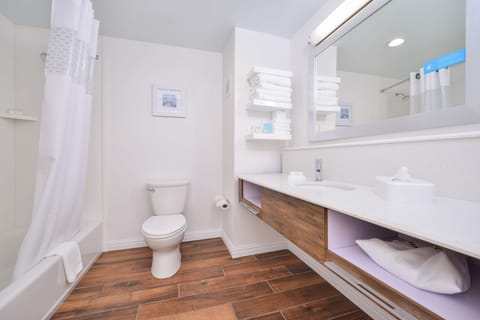 Room, 1 King Bed, Refrigerator & Microwave | Bathroom | Free toiletries, towels