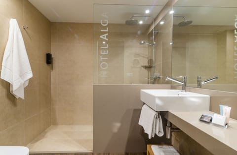 Superior Double or Twin Room | Bathroom | Combined shower/tub, deep soaking tub, free toiletries, hair dryer