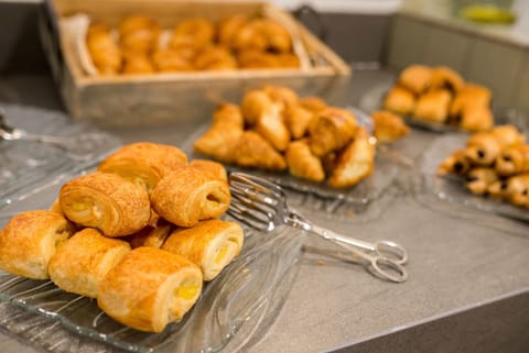 Daily buffet breakfast (EUR 17 per person)