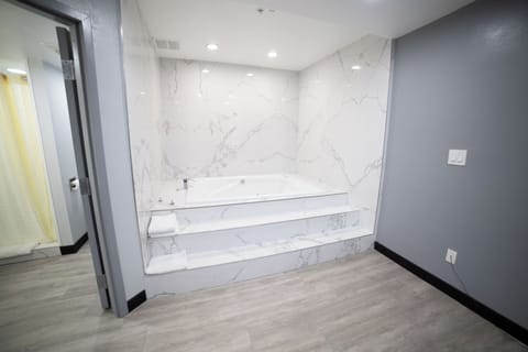 Studio Suite, 1 King Bed, Non Smoking | Bathroom | Combined shower/tub, hair dryer, towels