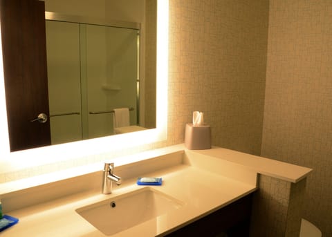 Standard Room, 1 King Bed | Bathroom | Separate tub and shower, free toiletries, hair dryer, towels