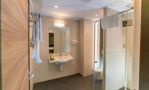 Deluxe Double Room, 1 King Bed | Bathroom | Shower, free toiletries, hair dryer, towels
