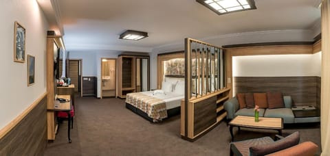 Deluxe Double Room, 1 King Bed | Minibar, in-room safe, desk, laptop workspace