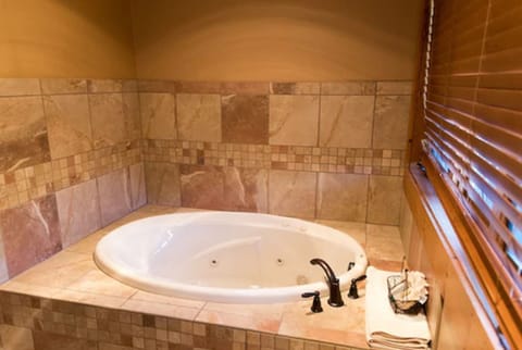 Roosevelt Suite | Bathroom | Free toiletries, hair dryer, bathrobes, towels