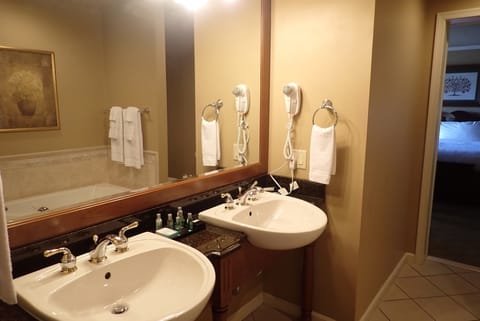 Premier Suite, Non Smoking | Bathroom | Combined shower/tub, free toiletries, hair dryer, towels