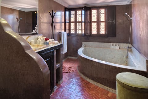 Riad Dar Zaouia Deluxe | Bathroom | Free toiletries, hair dryer, bathrobes, slippers