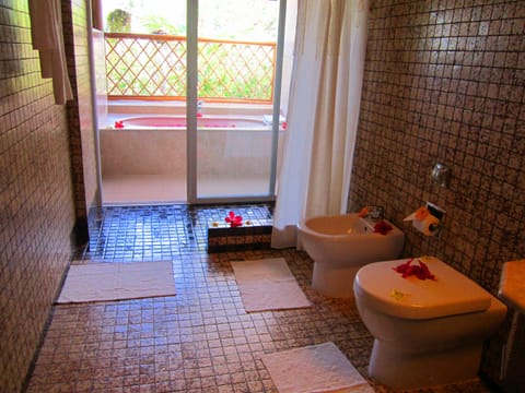 Separate tub and shower, deep soaking tub, free toiletries, hair dryer