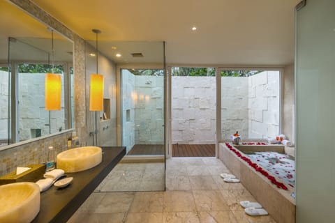 Palafitos Junior Suite | Bathroom | Separate tub and shower, rainfall showerhead, designer toiletries